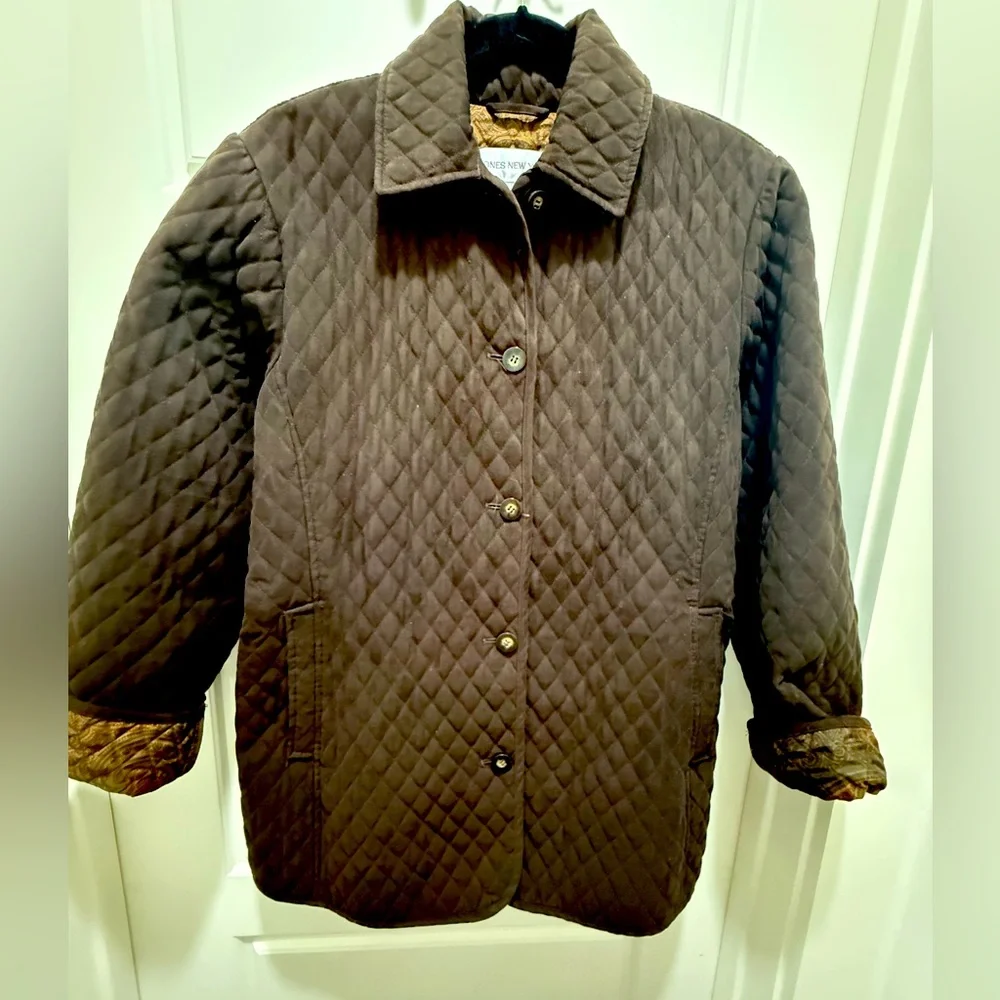 Jones New York Quilted 5 Button Jacket. Size M